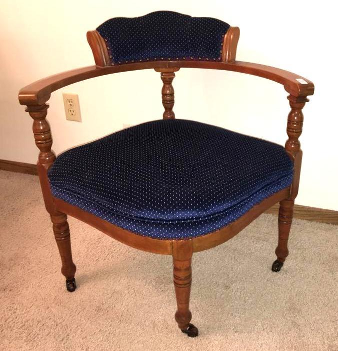 lot 10 image: Vintage Barrel like chair on wheels...