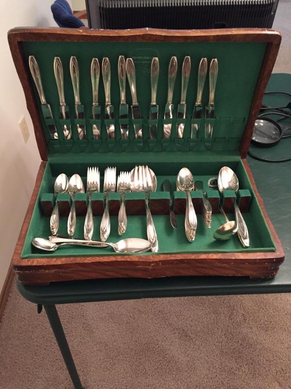 lot 14 image: Holmes and Edwards Inlaid Silverplate silverw...