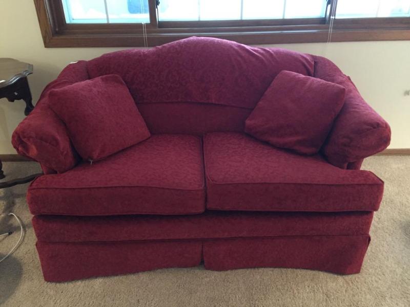 lot 17 image: Red King Hickory couch 62" long...