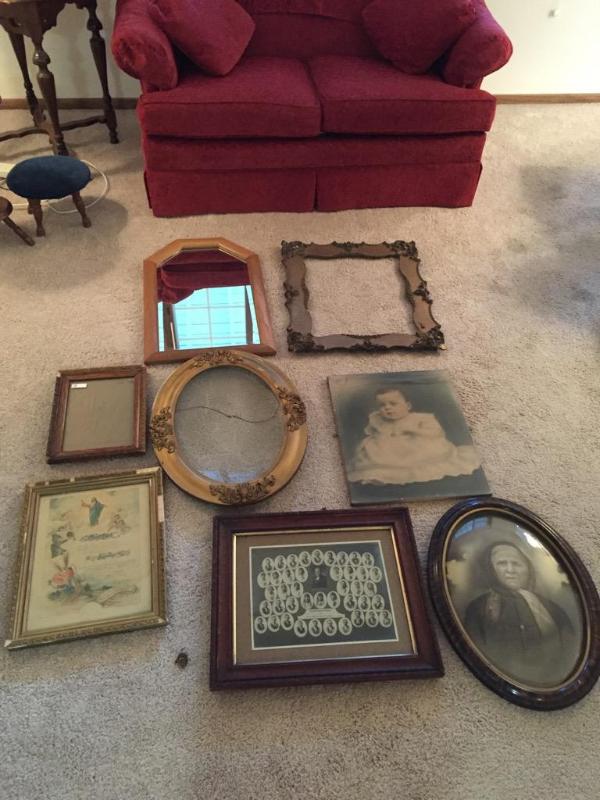 lot 18 image: Group of antique and vintage picture frames w...