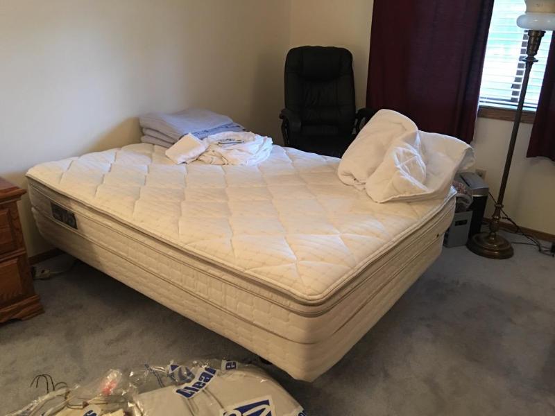 lot 29 image: Double bed frame. Double Sleep Number mattres...