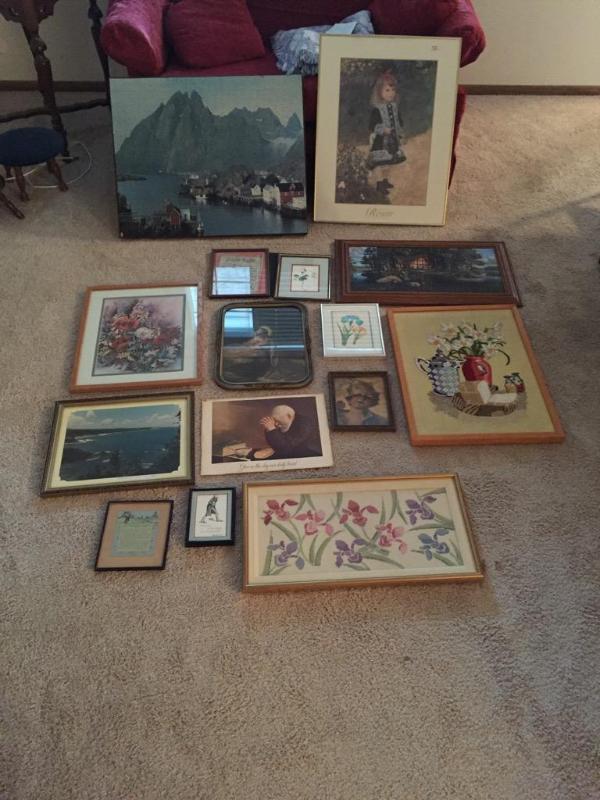 lot 33 image: Group of picture frames...