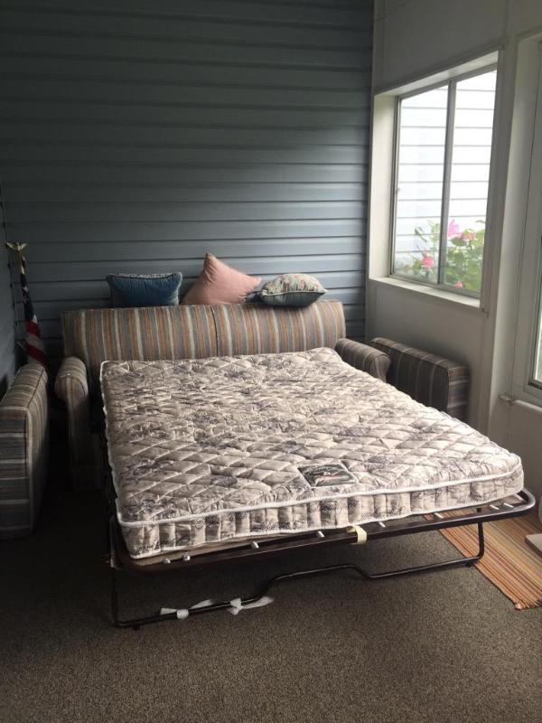 lot 59 image: Simmons Beautyrest Hide-a-Bed sofa with pillo...