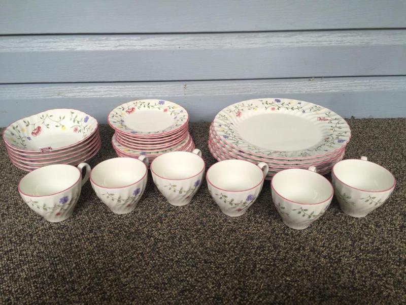 lot 72 image: Johnson Bros Summer Chuntz Made in England Ch...
