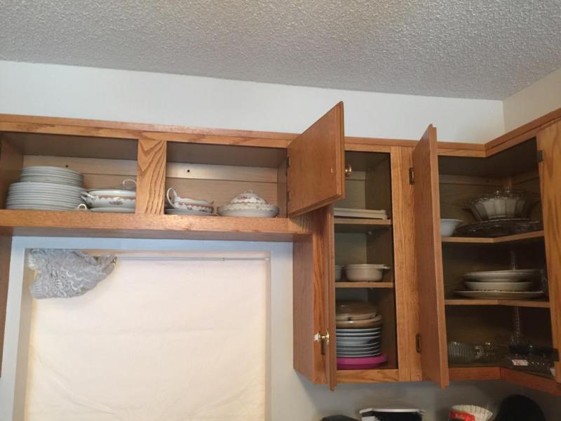 lot 76 image: Lot of kitchen glassware, Tupperware, mugs, a...
