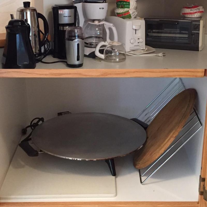 lot 77 image: Large lot of kitchen including Black&ampDec...