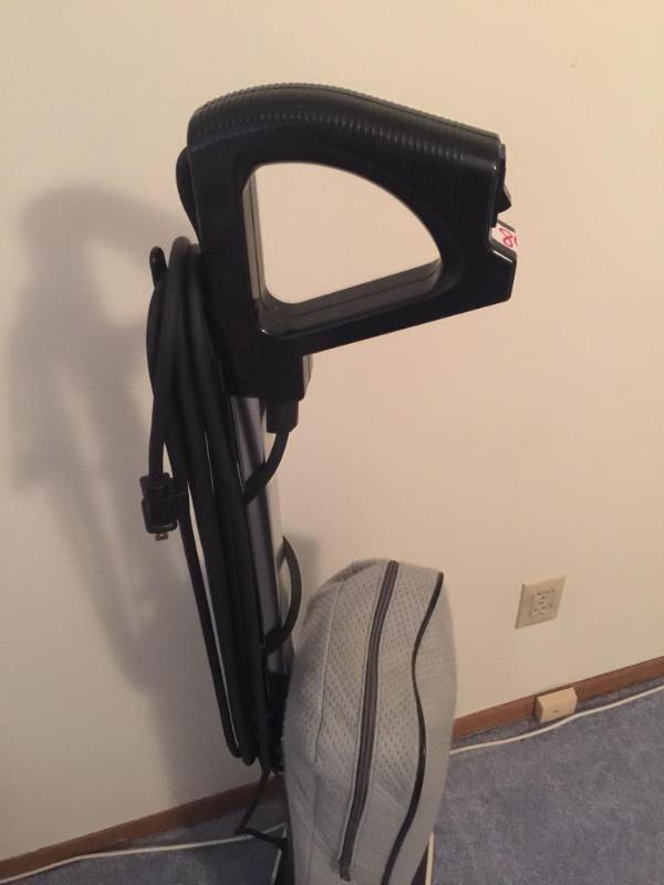 lot 84 image: Oreck XL vacuum Model XL2800H2...
