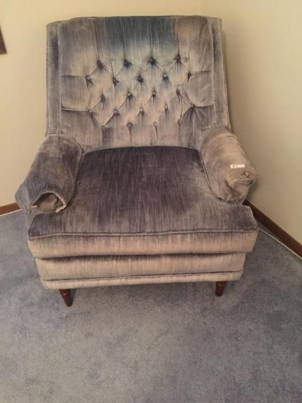 lot 87 image: Vinatge sodt chair- collectible and comfortab...