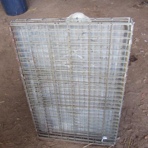 lot 132 image: Wire Pet Kennel