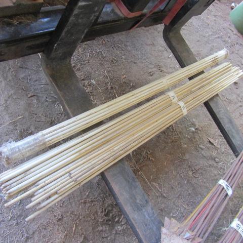 lot 185 image: Fiberglass Fence Posts