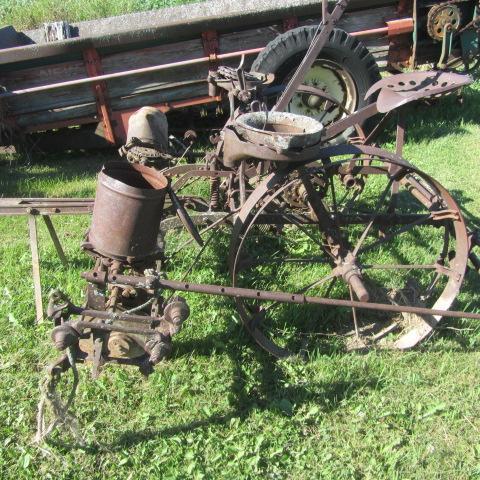lot 208 image: John Deere 2-Row Planter