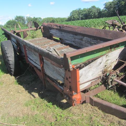lot 209 image: New Idea Manure Spreader
