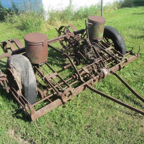 lot 210 image: John Deere 2-Row Planter