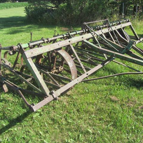 lot 211 image: John Deere Hydraulic Springtooth