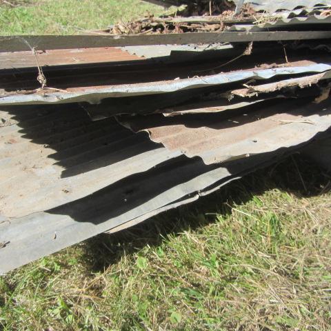 lot 221 image: Barn Tin