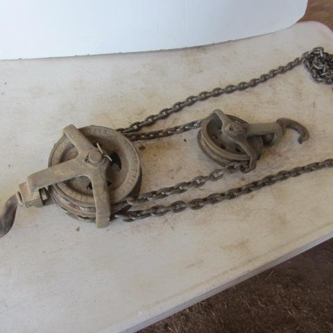 lot 24 image: Western Chain Hoist