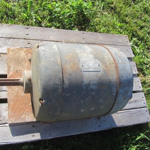 lot 243 image: Delco 5hp Electric Motor