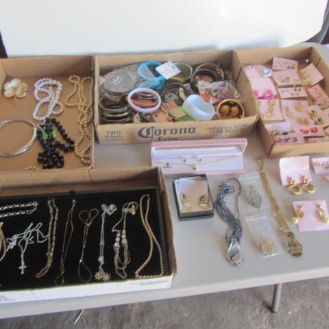 lot 266 image: Ladies Costume Jewelry