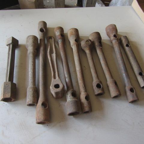 lot 324 image: Tire Wrenches