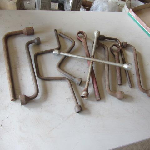 lot 325 image: Tire Irons, 4-Way