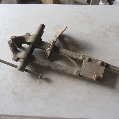 lot 335 image: Post Vise