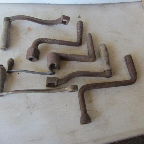 lot 37 image: Tractor & Tool Cranks