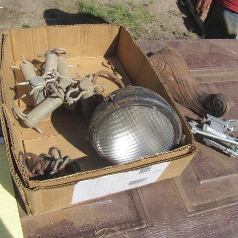 lot 395 image: Loader Bucket Pins, Light