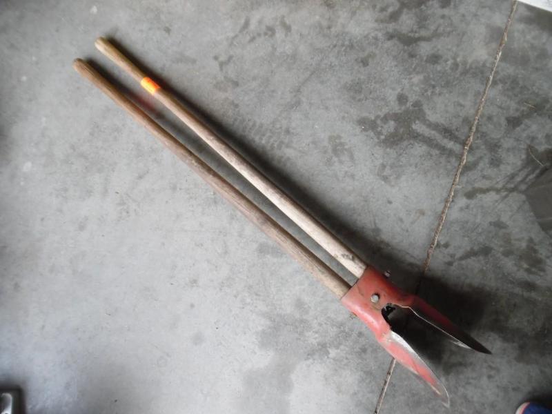lot 17 image: Post hole digger