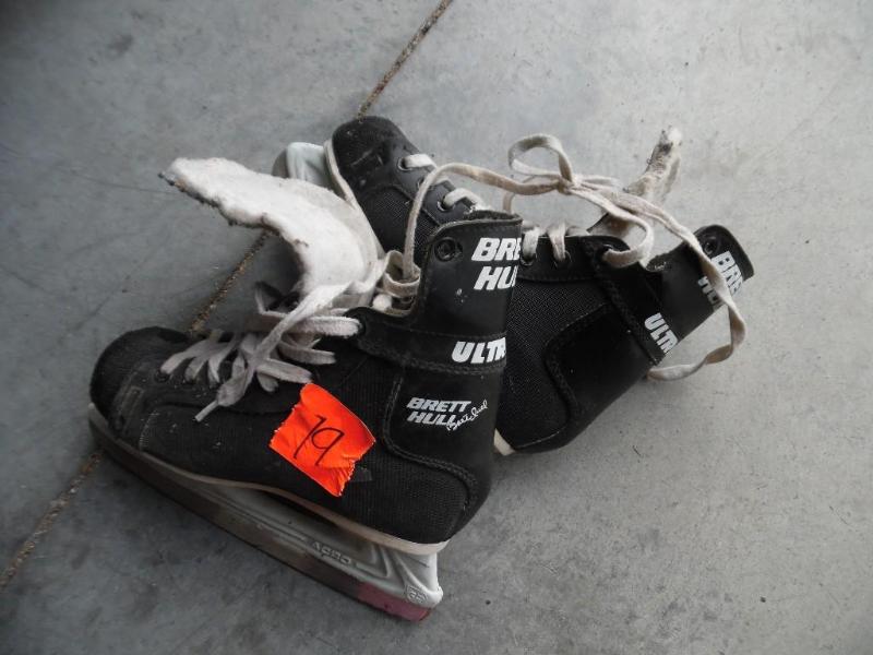 lot 19 image: Bauer hockey skates
