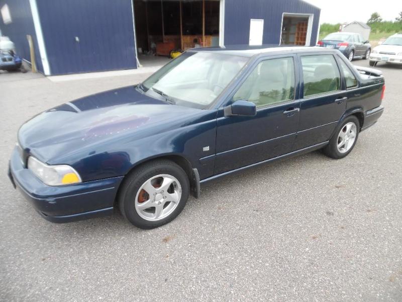 lot 2 image: 1999 Volvo S70 Base