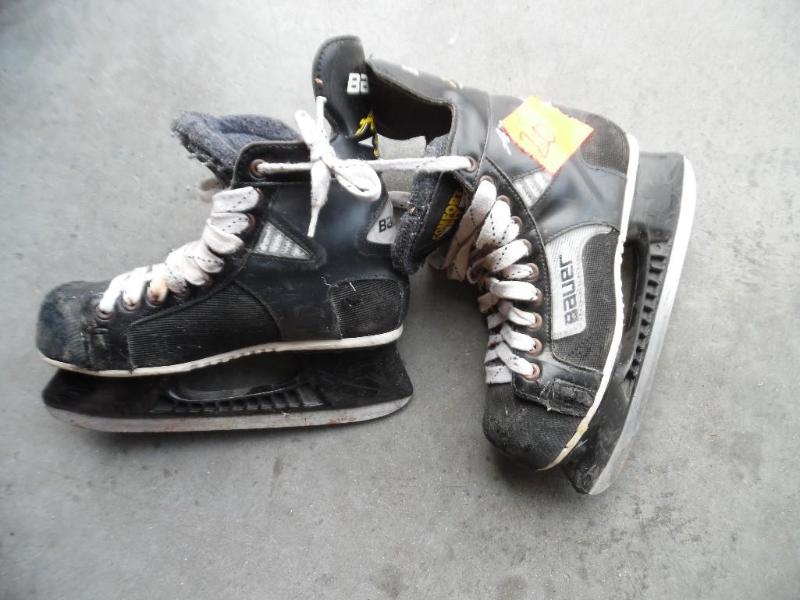 lot 20 image: Bauer hockey skates