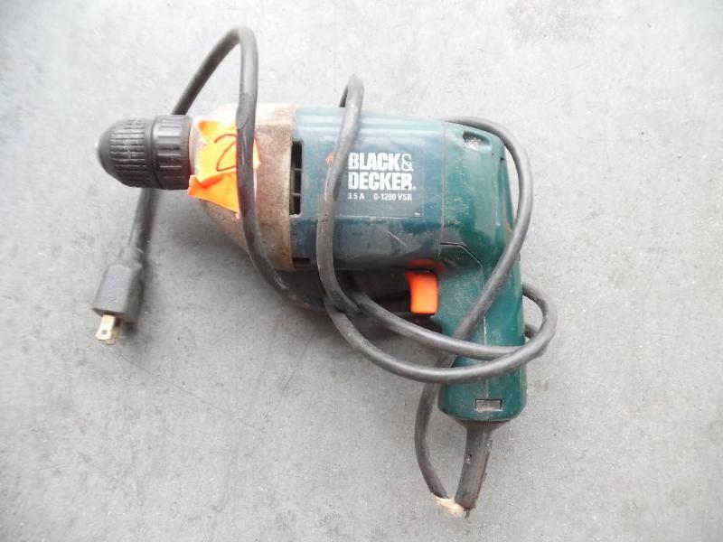lot 21 image: Black & Decker drill