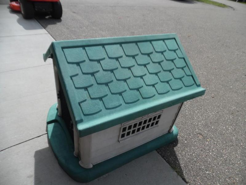 lot 7 image: Dog house