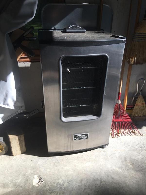 lot 10 image: Electric MASTERBUILT smoker...