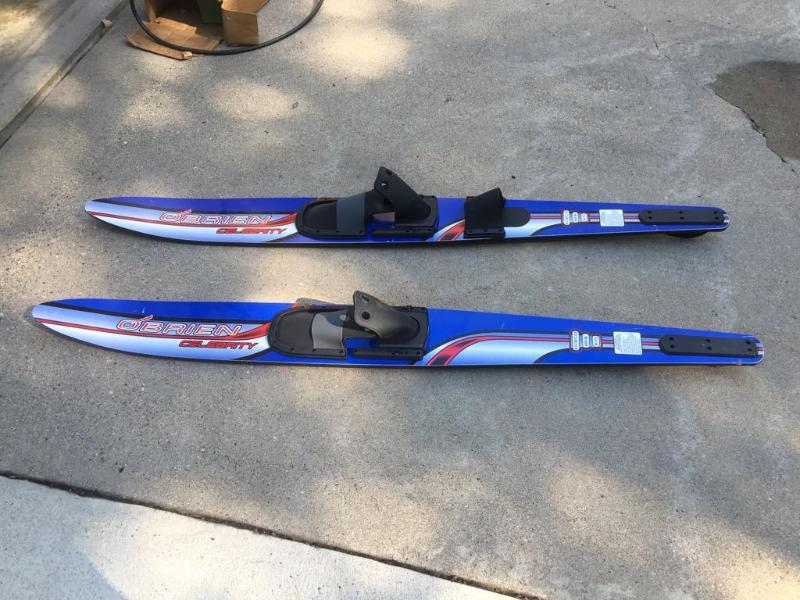 lot 16 image: OBrien Celebrity Skis - Narrow tunnel molded...