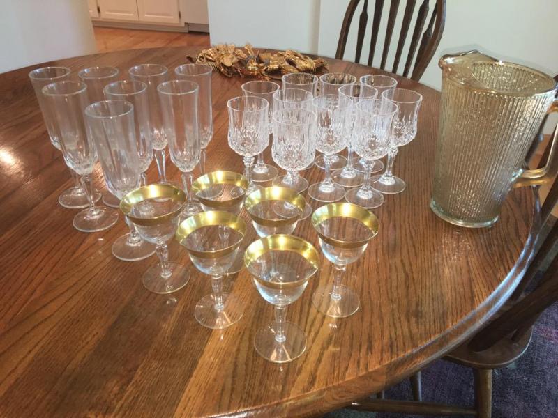 lot 26 image: Dorothy Thorpe Gold rimmed glasses and other ...