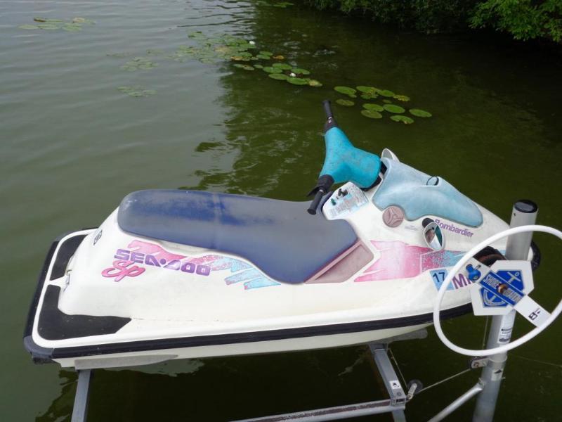 lot 3 image: Sea-Doo Bombardier SP&nbspJetski Has side mi...