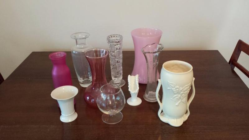 lot 38 image: Fenton, Red Wing and other collectible glass&...