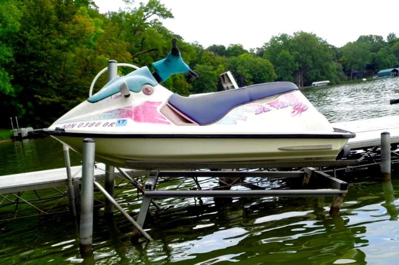 lot 4 image: One Jet Ski lift- wheel needs tightening....