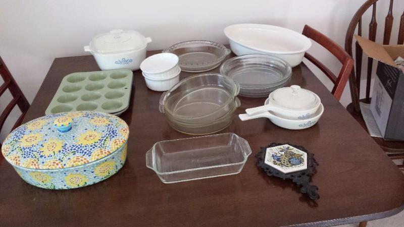lot 40 image: Group of collectibles and kitchenware...