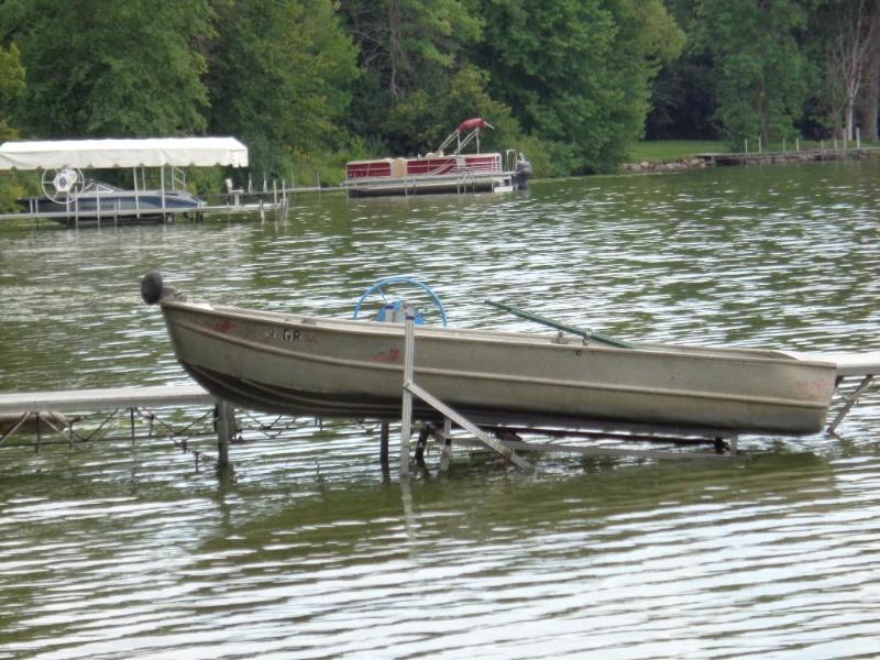 lot 7 image: Boat Lift. &nbspBoat not included.  This is ...