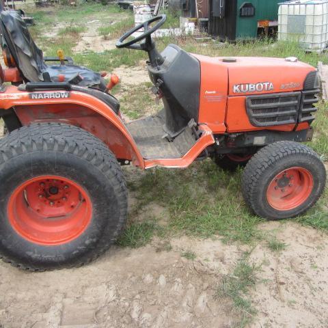 lot 1 image: Kubota Compact Utility Tractor