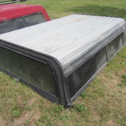 lot 17 image: Leer Aluminum Pickup Topper