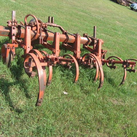 lot 20 image: Allis Chalmers Cultivator