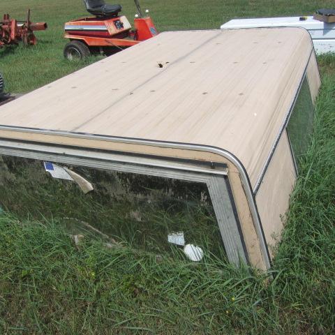 lot 23 image: Aluminum Pickup Topper