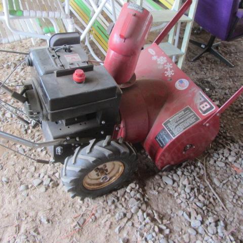 lot 54 image: Snow Flite 8hp Snowblower