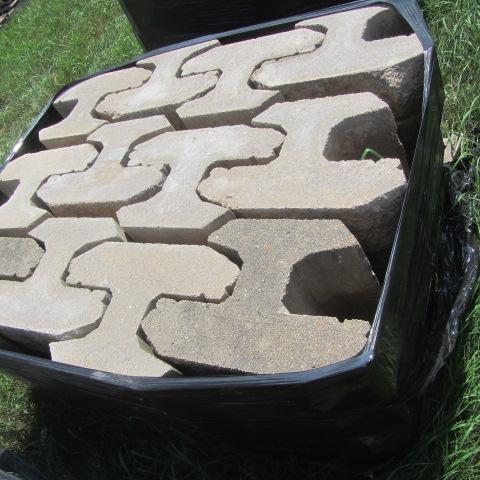 lot 63 image: Locking Retaining Block