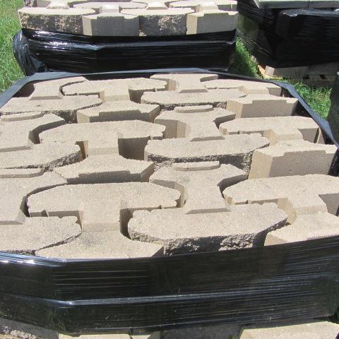lot 64 image: Locking Retaining Block