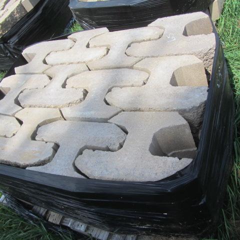 lot 65 image: Locking Retaining Block
