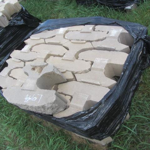 lot 67 image: Locking Retaining Block